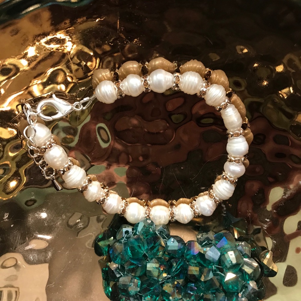 Cultured freshwater pearl bracelet gold roundells - Picture 2 of 5